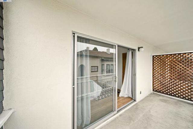 1556 Lincoln Ave, Alameda CA: https://media.crmls.org/mediaz/6ce3a7f8-7ea2-47f1-a220-f48174940aa4.jpg
