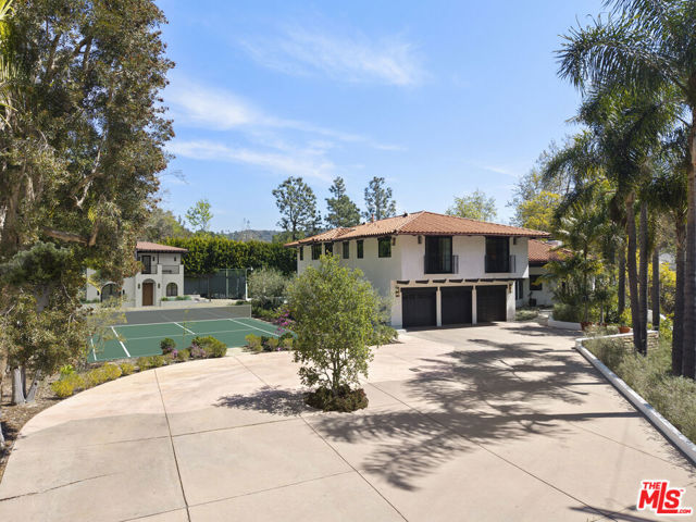 7651 Willow Glen Road, Los Angeles CA: https://media.crmls.org/mediaz/6ce3df90-2f55-4174-8397-5ed9c5ec133a.jpg