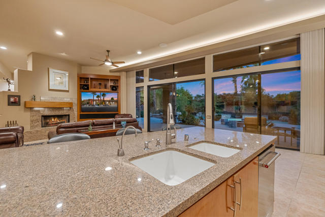 12 Boulder Lane, Rancho Mirage CA: https://media.crmls.org/mediaz/6ce41ecf-0d5f-49ba-acab-1e86a3837d52.jpg