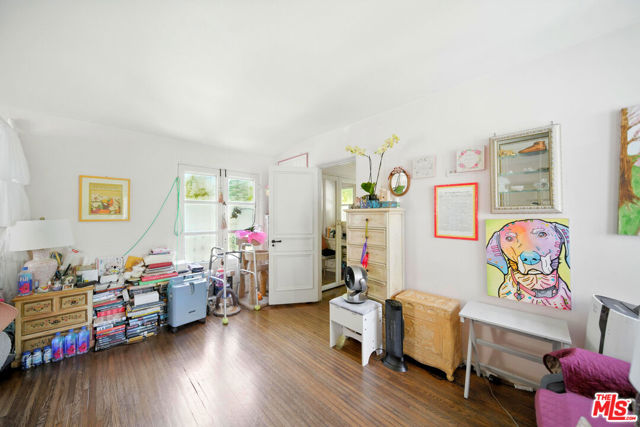 602 N Crescent Drive, Beverly Hills CA: https://media.crmls.org/mediaz/6ce5abf0-aa13-4256-bdb0-2af30574ba45.jpg