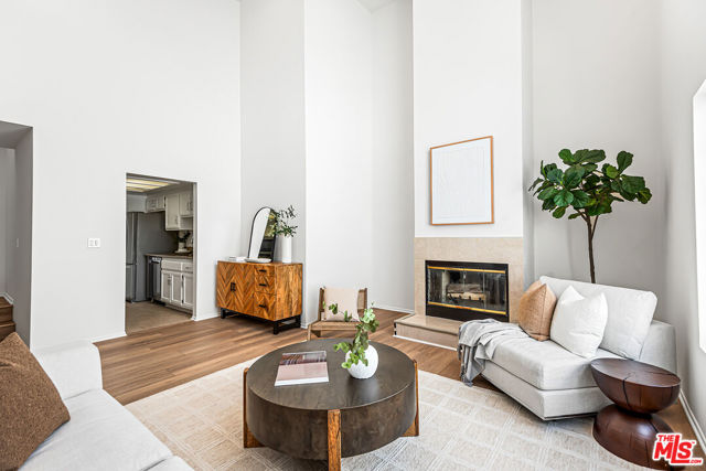 3949 Bentley Avenue, Culver City CA: https://media.crmls.org/mediaz/6ce5d866-4dcf-4c35-b9d5-7177c4b13ba8.jpg