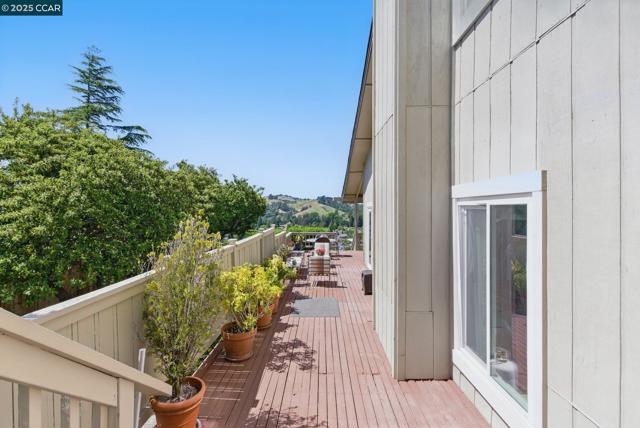 117 Alta Mesa Ct, Moraga CA: https://media.crmls.org/mediaz/6ce5dadc-1659-485b-9ccf-29be041fd404.jpg