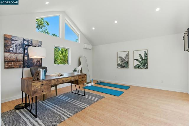 122 Stein Way, Orinda CA: https://media.crmls.org/mediaz/6ce63961-6399-4d20-ad97-e09e208398ae.jpg