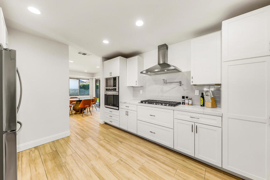https://media.crmls.org/mediaz/6ce6a391-e430-42d1-9c81-5ef77d0eeba3.jpg?preset=X-Large