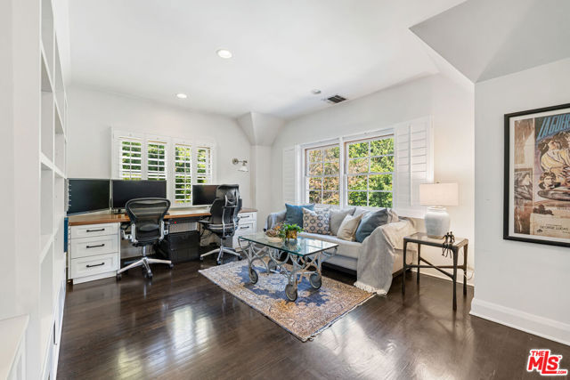 233 S Saltair Avenue, Los Angeles CA: https://media.crmls.org/mediaz/6ce7687e-f6ad-4014-96ff-39f223daeb34.jpg