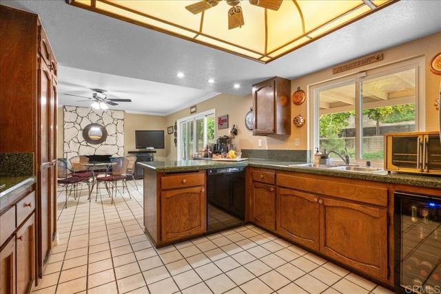 Detail Gallery Image 7 of 23 For 1943 Belmore Ct, El Cajon,  CA 92020 - 5 Beds | 2/1 Baths