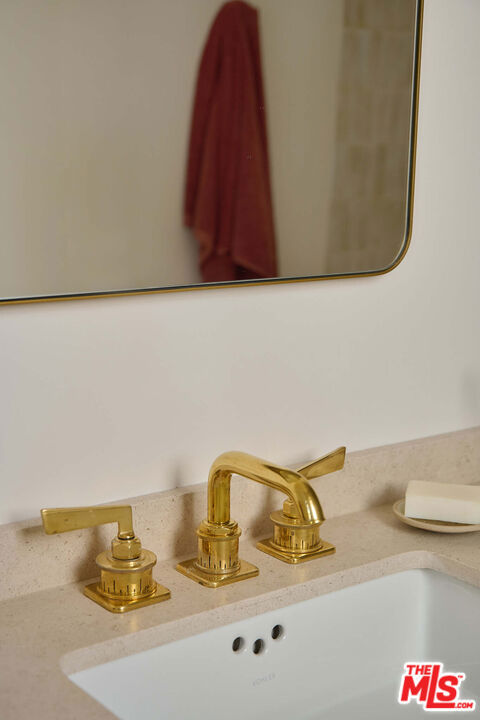 https://media.crmls.org/mediaz/6ce79eff-6c87-41dd-be47-c22d585a0768.jpg?preset=X-Large