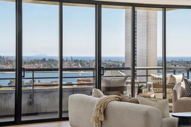 700 Front St, San Diego CA: https://media.crmls.org/mediaz/6ce7ad24-4086-4549-a9da-17a68c330266.jpg
