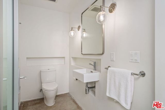714 California Avenue, Venice CA: https://media.crmls.org/mediaz/6ce83e34-d7ff-4013-bfb1-f510eb032b5b.jpg