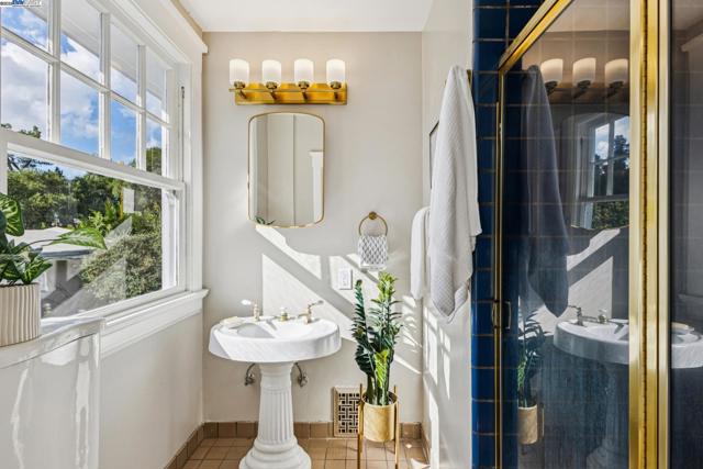 5811 Romany, Oakland CA: https://media.crmls.org/mediaz/6ce8aa82-bdc1-42eb-889b-e7ebcd86e3a3.jpg