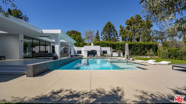 16032 VALLEY VISTA Boulevard, Encino CA: https://media.crmls.org/mediaz/6ce94083-50b1-422b-98ed-f3a24cbbd5eb.jpg