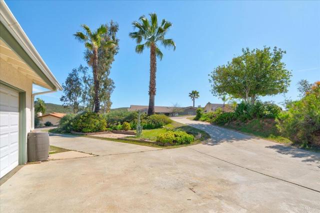 15720 Zeigler Court, Ramona CA: https://media.crmls.org/mediaz/6ce992d9-d896-4138-ba39-18f9513aab4e.jpg