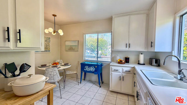 2403 Ocean Avenue, Venice CA: https://media.crmls.org/mediaz/6cea210b-4bed-4beb-ad90-07e36e732ac4.jpg