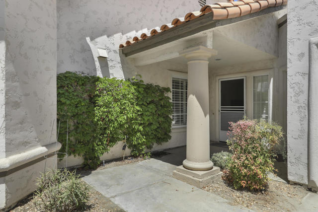 450 Desert Falls N Drive, Palm Desert CA: https://media.crmls.org/mediaz/6cea4cdc-3aa6-4991-a41d-1a77c456b1eb.jpg