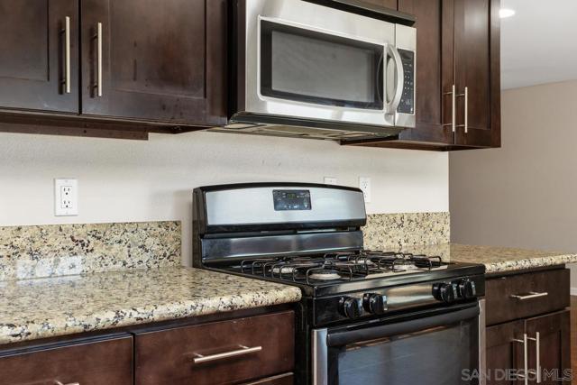 1561 Oak Hill Dr, Escondido CA: https://media.crmls.org/mediaz/6ceaebd8-04b1-45bf-a56f-9675a7a493fe.jpg