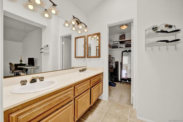 2010 Palsero Ave, Escondido CA: https://media.crmls.org/mediaz/6cec177f-fff4-4906-987e-96c1bcc7ec18.jpg
