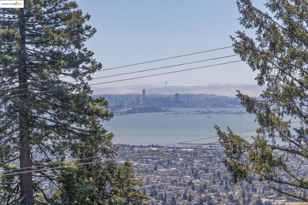 https://media.crmls.org/mediaz/6cec5df1-8135-47bc-abfe-a0751fbe1cc5.jpg?preset=X-Large
