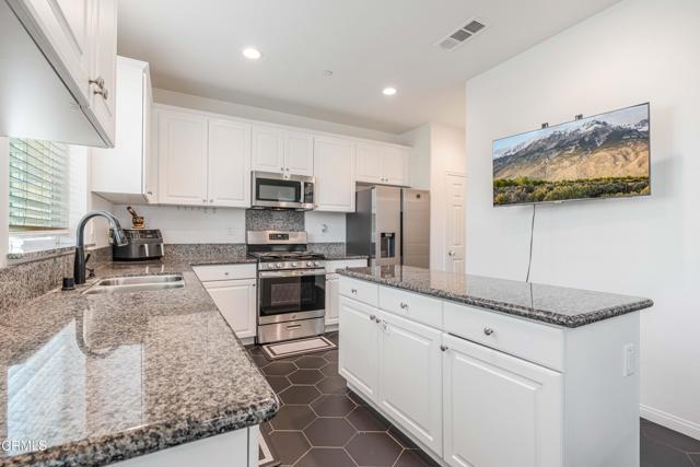 Detail Gallery Image 10 of 33 For 344 Campbell Ct, Santa Paula,  CA 93060 - 3 Beds | 2/1 Baths
