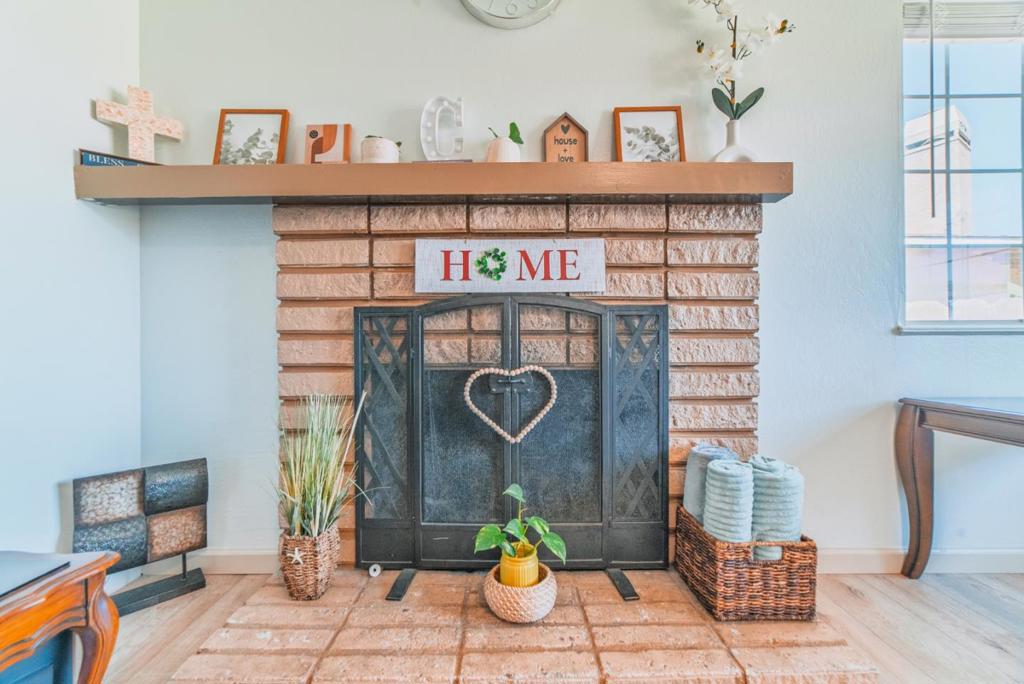 https://media.crmls.org/mediaz/6cecc1a7-88dc-449c-92b9-f663fb4c6274.jpg?preset=X-Large