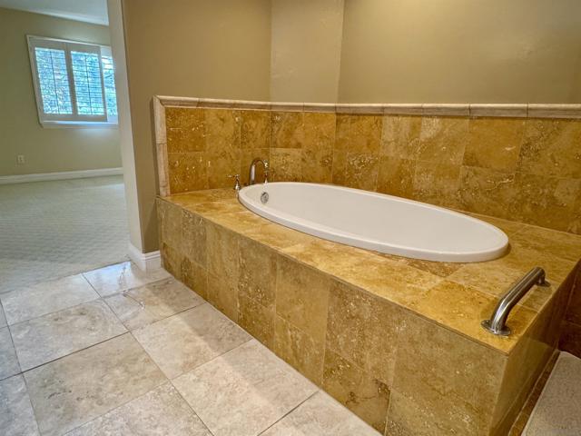 16902 Via de Santa Fe, Rancho Santa Fe CA: https://media.crmls.org/mediaz/6cedec57-e876-4505-adfd-9c06b3e56398.jpg