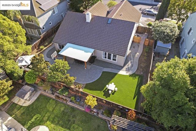 1030 Orchid Dr, Brentwood CA: https://media.crmls.org/mediaz/6cedfcca-b2d2-4c05-aab5-f217a5853a8a.jpg