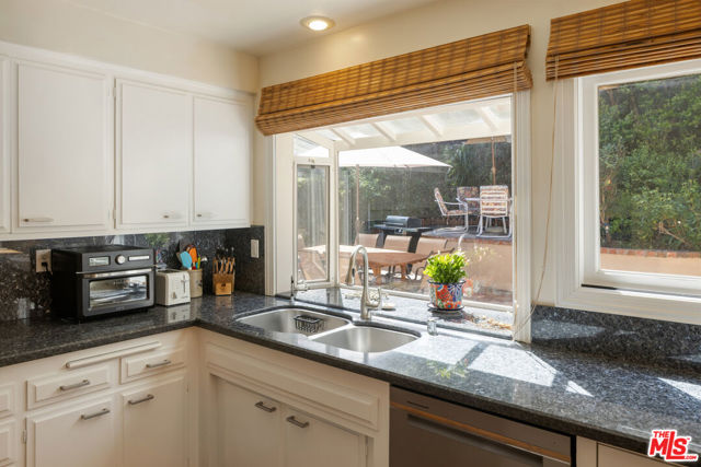 3735 Montuso Place, Encino CA: https://media.crmls.org/mediaz/6cee12da-0b09-4560-8670-9f93dfb0addb.jpg