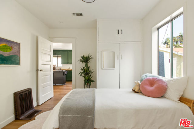 4803 Gambier Street, Los Angeles CA: https://media.crmls.org/mediaz/6cee2c41-8992-4d90-ac02-386cec419c35.jpg