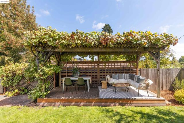 2451 Carmel St, Oakland CA: https://media.crmls.org/mediaz/6ceeab28-8724-46a5-a11f-9c9b9e4cd553.jpg