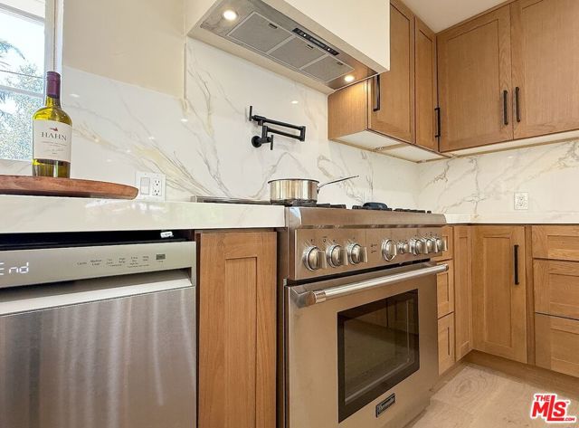 4108 Valley Vista Court, Sherman Oaks CA: https://media.crmls.org/mediaz/6cf0ad68-2efd-43a0-938a-f8ede5199877.jpg