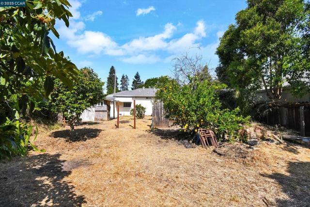 973 Paradise Blvd, Hayward CA: https://media.crmls.org/mediaz/6cf0d451-aa7b-43b9-ae90-e9cbe3370f9c.jpg