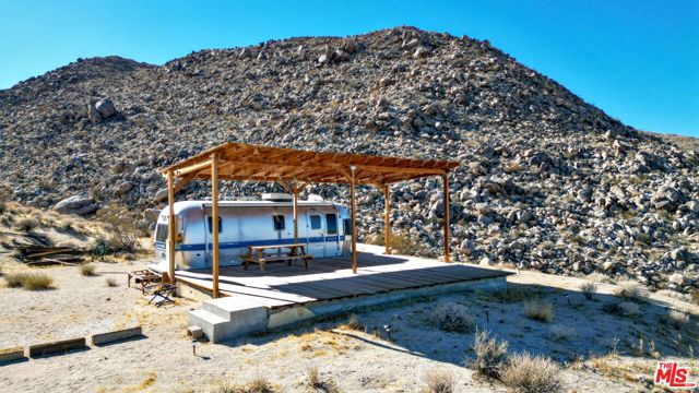 62775 Sullivan Road, Joshua Tree CA: https://media.crmls.org/mediaz/6cf14781-5d9f-45d8-983c-8c419335a4c7.jpg