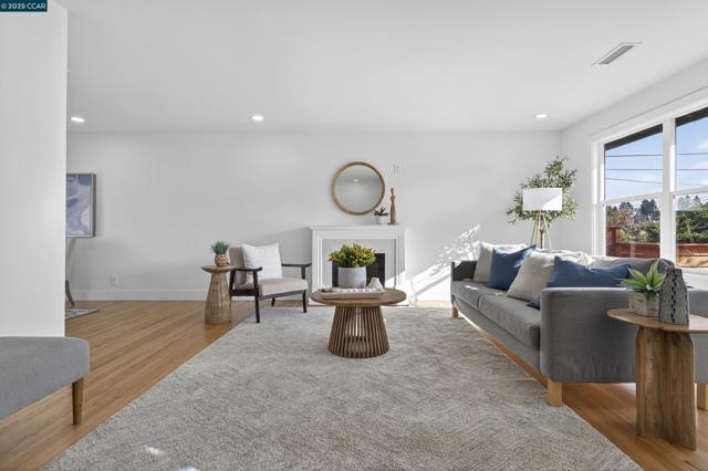 1264 Belfair Dr, Pinole CA: https://media.crmls.org/mediaz/6cf1d699-9044-49d1-af37-53a387e54072.jpg