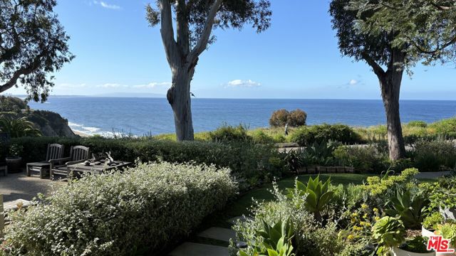 15419 Via De Las Olas, Pacific Palisades CA: https://media.crmls.org/mediaz/6cf2b219-bdac-4931-b56a-a3e910073603.jpg