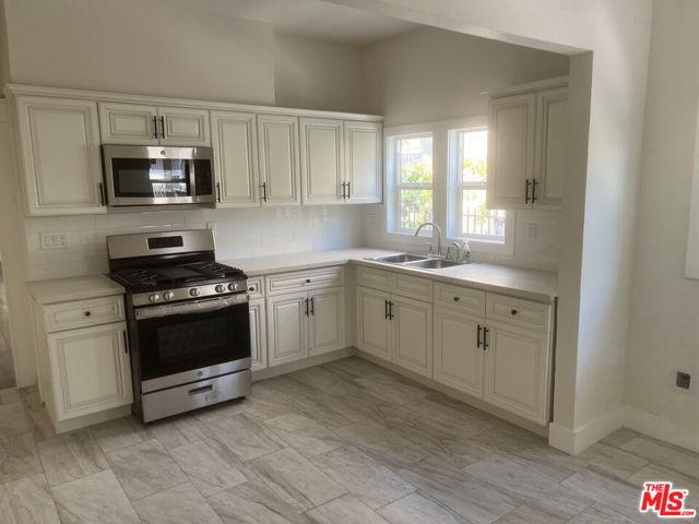 1414 N Las Palmas Avenue, Los Angeles CA: https://media.crmls.org/mediaz/6cf31c49-476c-4973-b764-366e554a17e2.jpg