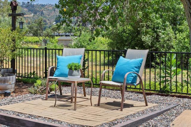 3404 Oak Cliff Dr, Fallbrook CA: https://media.crmls.org/mediaz/6cf33de6-5ba3-4c07-943c-cc5041020d56.jpg