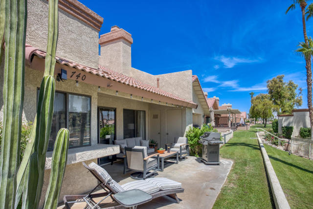 42740 Sand Dune Drive, Palm Desert CA: https://media.crmls.org/mediaz/6cf33ee7-e9c9-487d-b9dc-9e46e0f244df.jpg