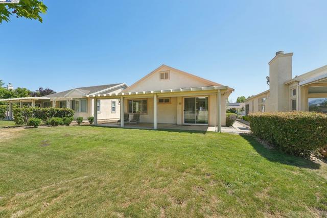491 Central Park Pl, Brentwood CA: https://media.crmls.org/mediaz/6cf3d217-57b7-4cd9-90cd-15ae5bdf359f.jpg