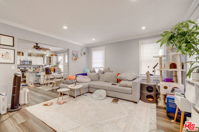 2656 Kenwood Avenue, Los Angeles CA: https://media.crmls.org/mediaz/6cf52a80-07ed-4bcf-a6b9-6915c6932004.jpg