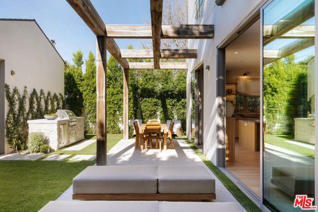 4209 Vantage Avenue, Studio City CA: https://media.crmls.org/mediaz/6cf60d86-b26c-4552-a94b-0b428ed59ef1.jpg