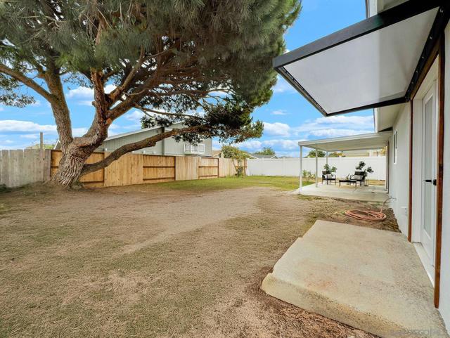 1427 Signal Ave, San Diego CA: https://media.crmls.org/mediaz/6cf6610d-82c1-4776-bb4e-350aeaf8e90d.jpg