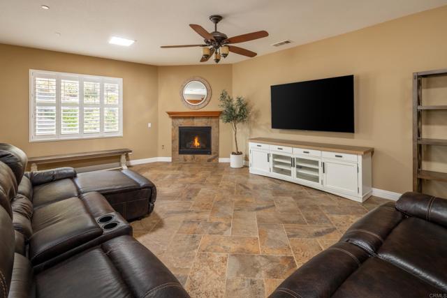 Detail Gallery Image 8 of 26 For 1247 Bellingham Dr, Oceanside,  CA 92057 - 4 Beds | 3 Baths