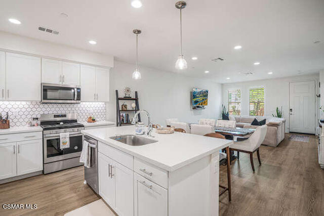 110 Red Brick Drive, Simi Valley CA: https://media.crmls.org/mediaz/6cf75493-1aab-4d7a-b18d-6e888cee1cf0.jpg