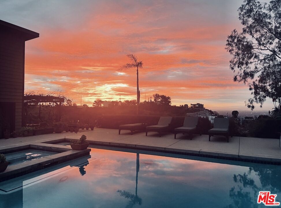 https://media.crmls.org/mediaz/6cf81332-f9b4-4501-880f-d755fb562708.jpg?preset=X-Large