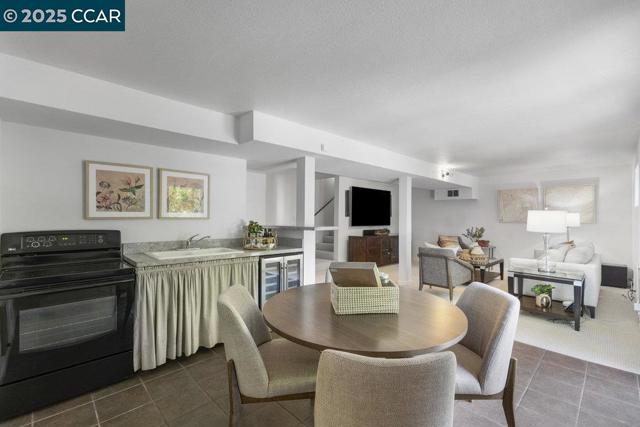 5 Kayser Ct, Walnut Creek CA: https://media.crmls.org/mediaz/6cf8624e-31e6-4c47-bddb-98441d15446f.jpg