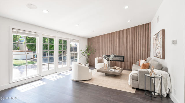 5726 Donna Avenue, Tarzana CA: https://media.crmls.org/mediaz/6cf88e5b-c0b1-4740-a8ab-5727a2d3a45a.jpg