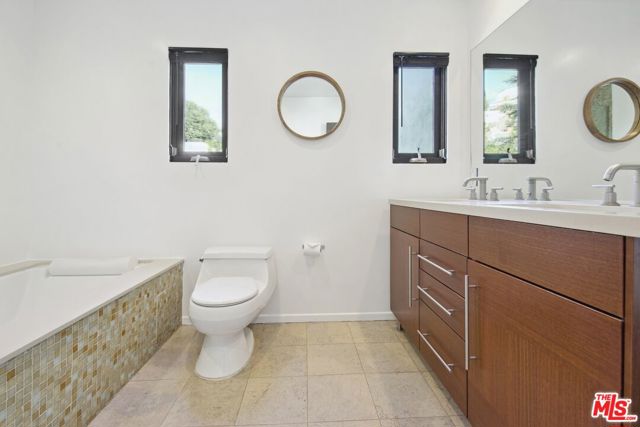 1527 Marmont Avenue, Los Angeles CA: https://media.crmls.org/mediaz/6cf9914e-b4df-4bd4-84c9-3fa1d0285cd1.jpg