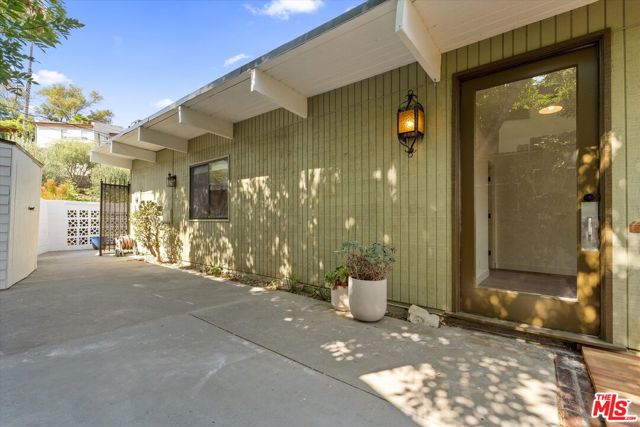 4950 Marmol Drive, Woodland Hills CA: https://media.crmls.org/mediaz/6cf99310-6ccb-4d7a-99a6-885967afa5bc.jpg