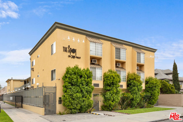 721 W 30th Street, Los Angeles CA: https://media.crmls.org/mediaz/6cf9cc95-fcbb-4508-b3c6-49bd2cf60e7c.jpg