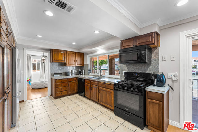 18032 Mariner Drive, Victorville CA: https://media.crmls.org/mediaz/6cfa3243-5381-41b9-82ff-1fce2529e753.jpg