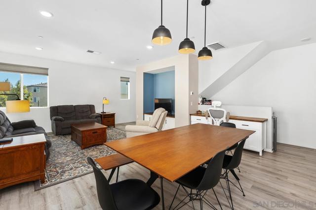 5405 Beach Bluff Ln, San Diego CA: https://media.crmls.org/mediaz/6cfaff40-f5a1-4d2a-bb18-6ece9fb0b252.jpg